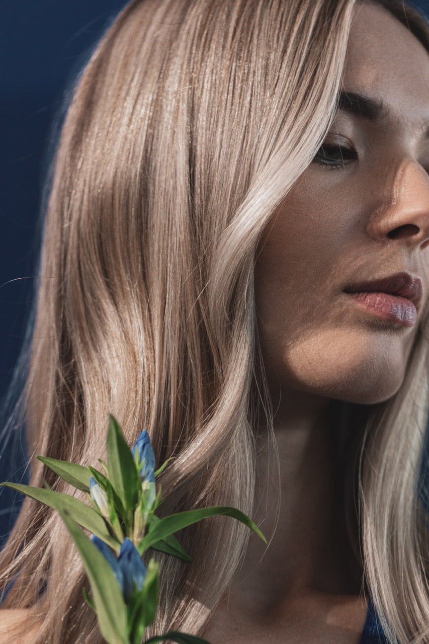 Cheveux blonds, blancs et gris : quand la couleur devient une identité