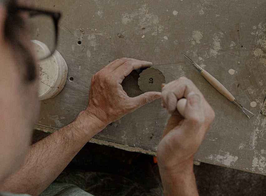 Artigiano Oway, realizzazione di un tappo in terracotta per Iconico 