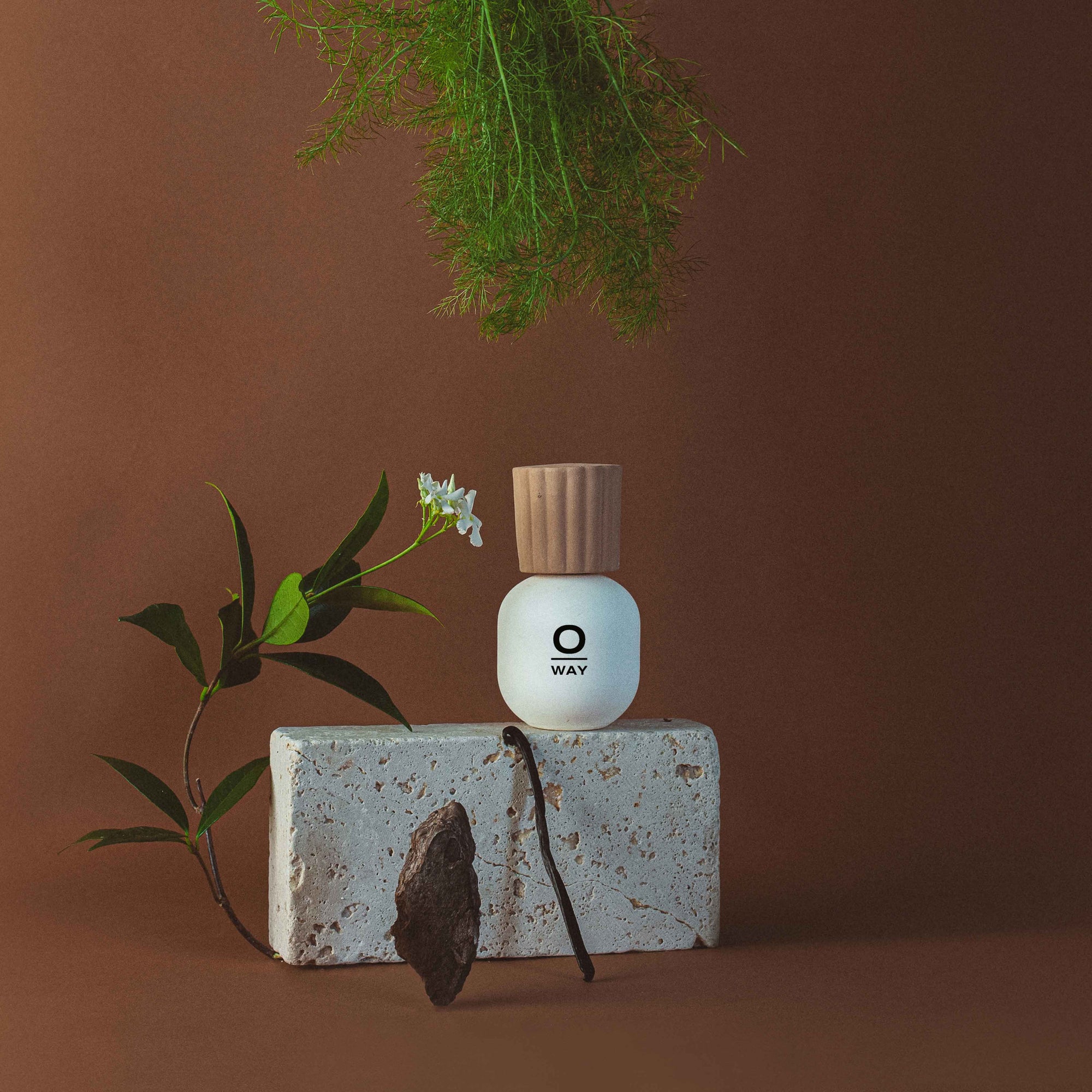 Flacone di profumo Iconico Oway da 100ml. Il flacone è di colore bianco con un tappo in terracotta 