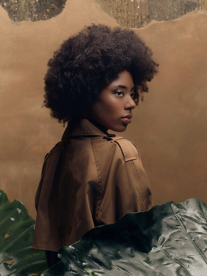 Modella in posa con tipologia di ricci afro 