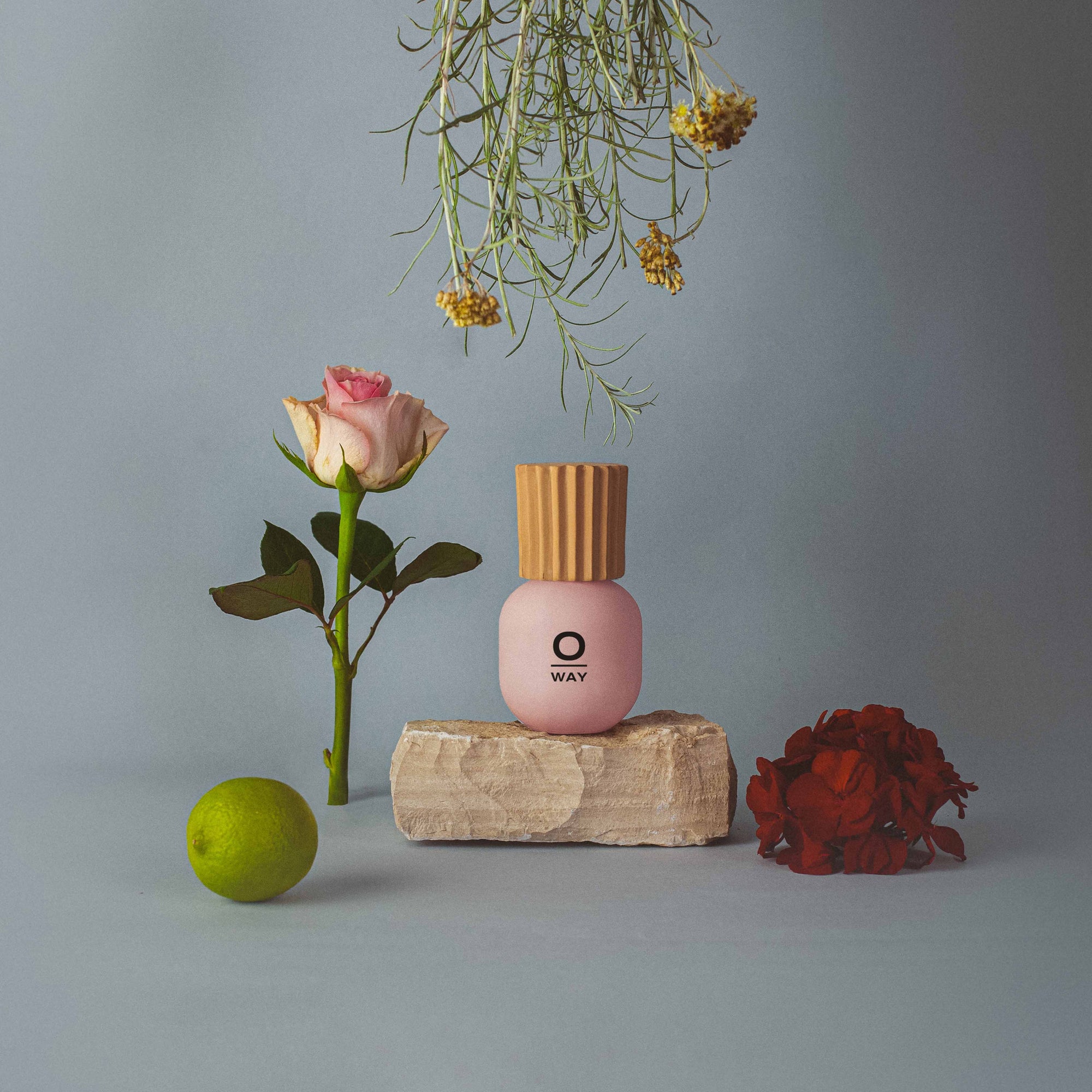 Flacone di profumo Iconico Oway da 100ml. Il flacone è di colore rosa con un tappo in terracotta