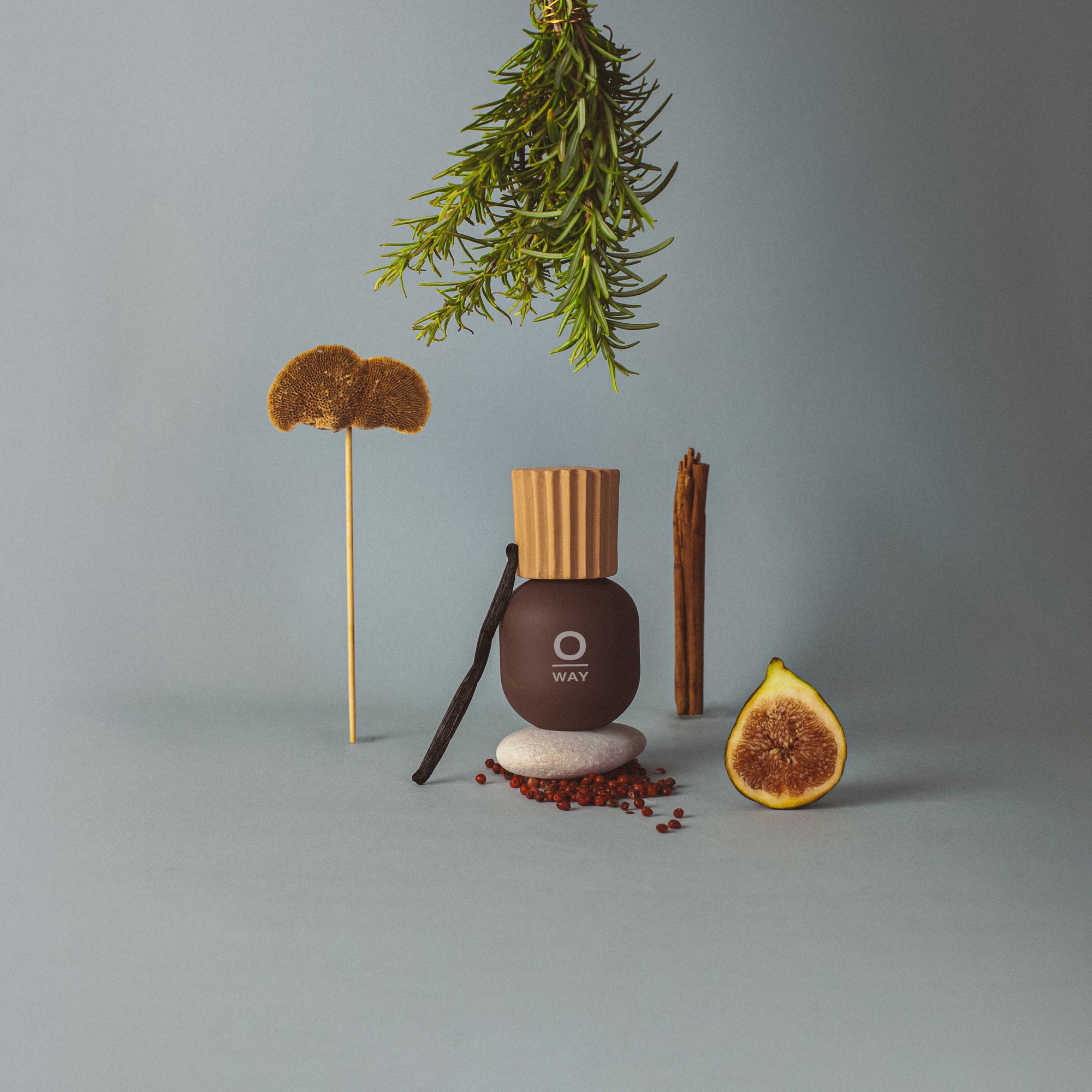 Flacone di profumo Iconico Oway da 100ml. Il flacone è di colore marrone con un tappo in terracotta 