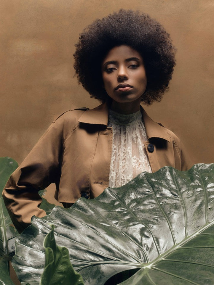 Modella in posa con tipologia di ricci afro